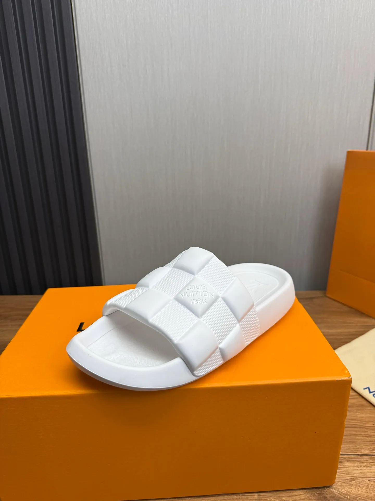 Men's shoes 💰260💰 ▪️LV's popular Little Red Book popular slippers hot sale: 1 shipment✅ Super textured and comfortable slippers, original TPU outsole. Authentic counter box drawer box packaging 🎁Size 38-45